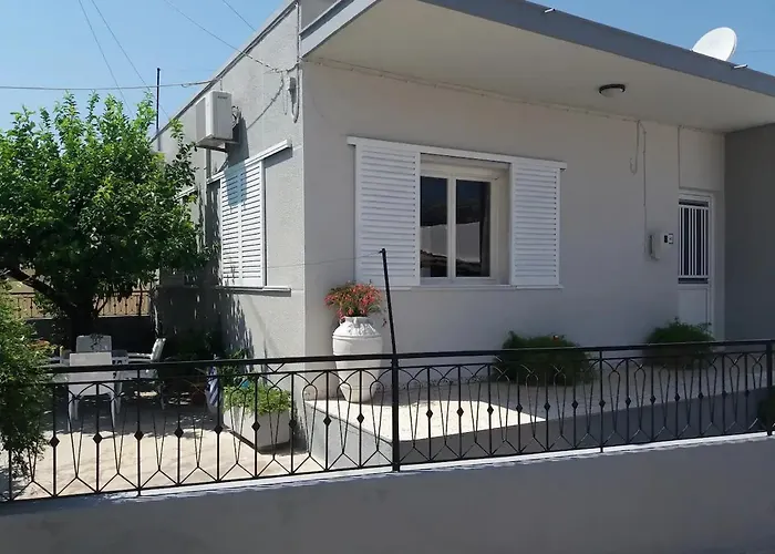 Flora\'S Traditional Family House