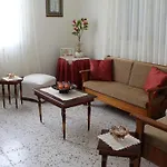 Flora\'S Traditional Family House